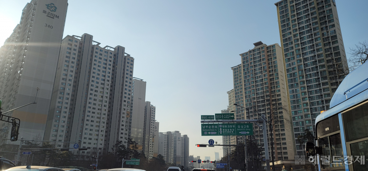 보증금 수억원에 월세 수백만원을 받는 임차계약이 강남 대단지 아파트에서 다수 체결되고 있다. 사진은 잠실동 트리지움, 리센츠 등 아파트단지 전경.[이민경 기자]