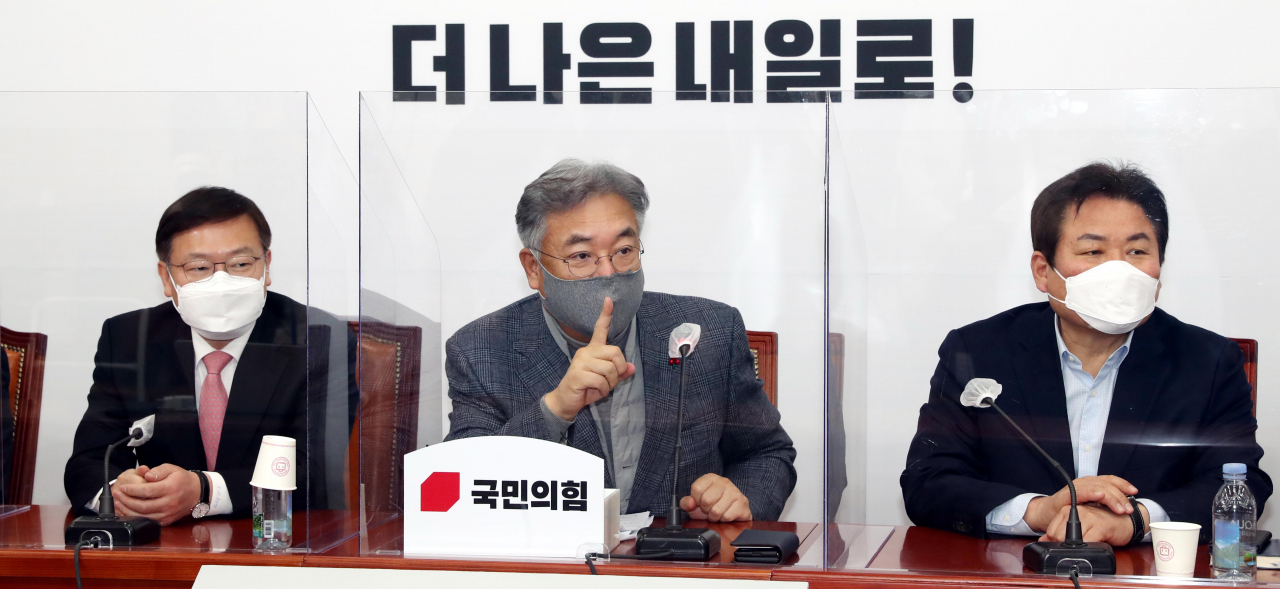 정진석 국민의힘 4·7 재보궐선거 공천관리위원장(가운데)이 26일 국회에서 면접심사 결과를 발표한 뒤 취재진의 질문에 답하고 있다. [헤럴드경제=이상섭 기자]