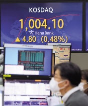 26일 오전 서울 중구 하나은행 딜링룸에서 딜러들이 컴퓨터 모니터를 주시하고 있다. 이날 코스닥지수는 2000년 9월 15일(장중 고가 1037.59) 이후 20년 4개월 만에 1000선을 넘어서 장을 시작했다. [연합]