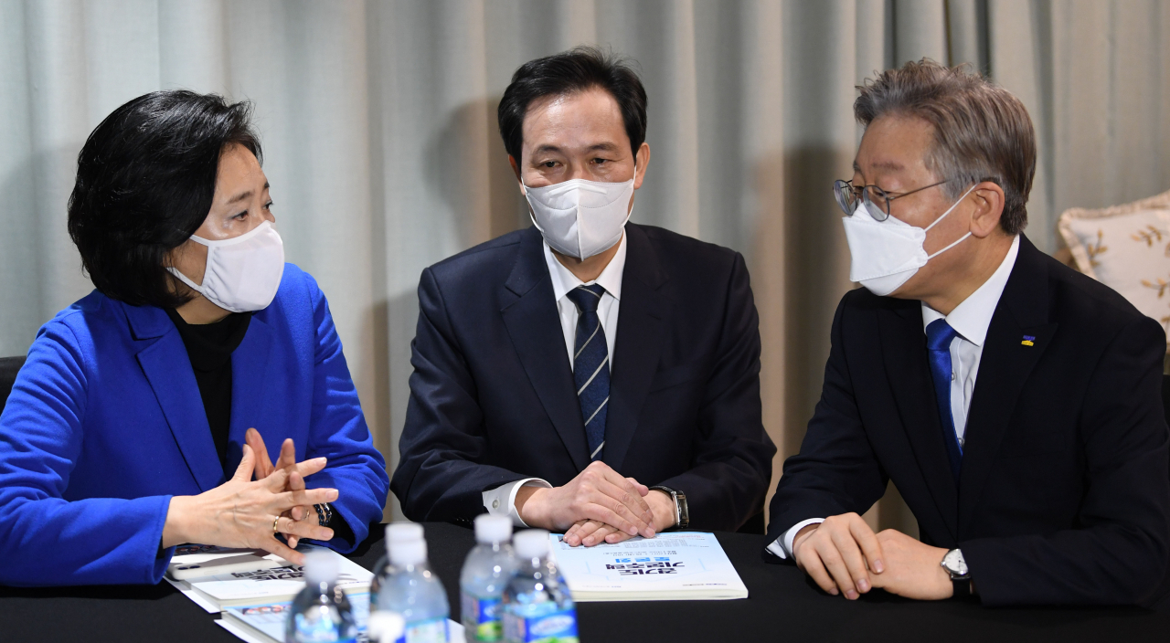 이재명 경기도지사가 26일 서울 여의도 글래드호텔에서 열린 경기도 기본주택 토론회에서 더불어민주당 서울시장 보궐선거 예비후보인 박영선 전 중소벤처기업부 장관, 우상호 의원과 대화하고 있다. [사진=이상섭 기자/babtong@heraldcorp.com]