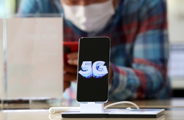 “비싼 5G 더 못 쓰겠다!” 4월 약정 끝나는 27만명 탈출 대란? [IT선빵!]