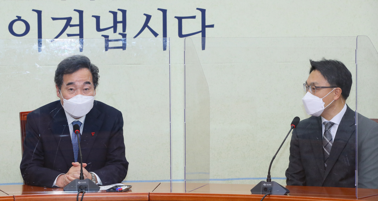 이낙연 더불어민주당 대표가 26일 국회에서 예방한 김진욱 초대 고위공직자범죄수사처장에게 인사말하고 있다. [연합]