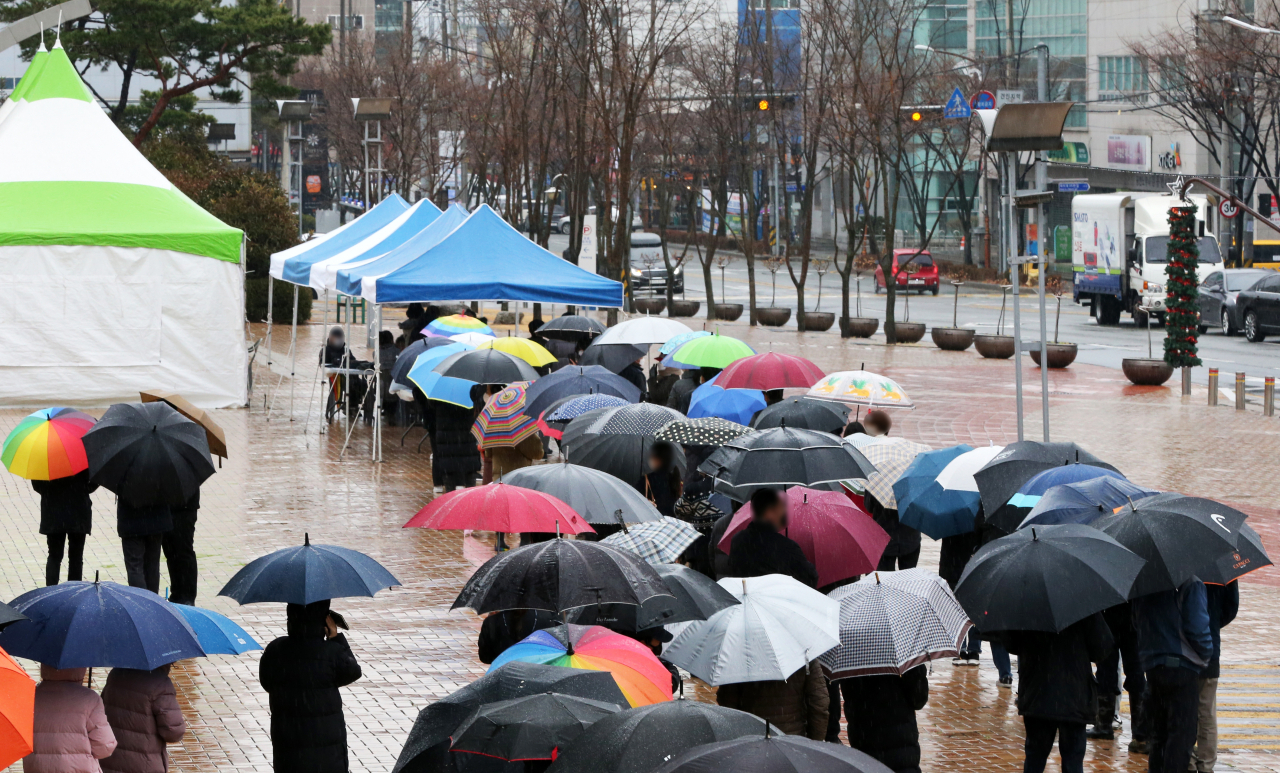 26일 경북 포항시 남구 대잠동 포항시청 앞에 마련된 선별검사소에서 시민들이 코로나19 검사를 받기 위해 길게 줄을 서 있다. 포항시는 31일까지 동지역과 일부 읍지역 가구당 1명 검사를 받도록 행정명령을 내렸다. [연합]