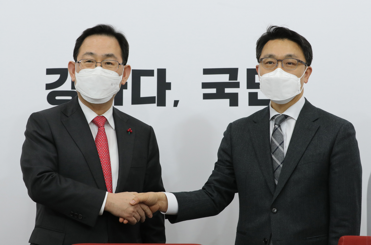주호영 국민의힘 원내대표가 26일 오후 서울 여의도 국회에서 김진욱 고위공직자범죄수사처장을 접견하고 있다. [연합]