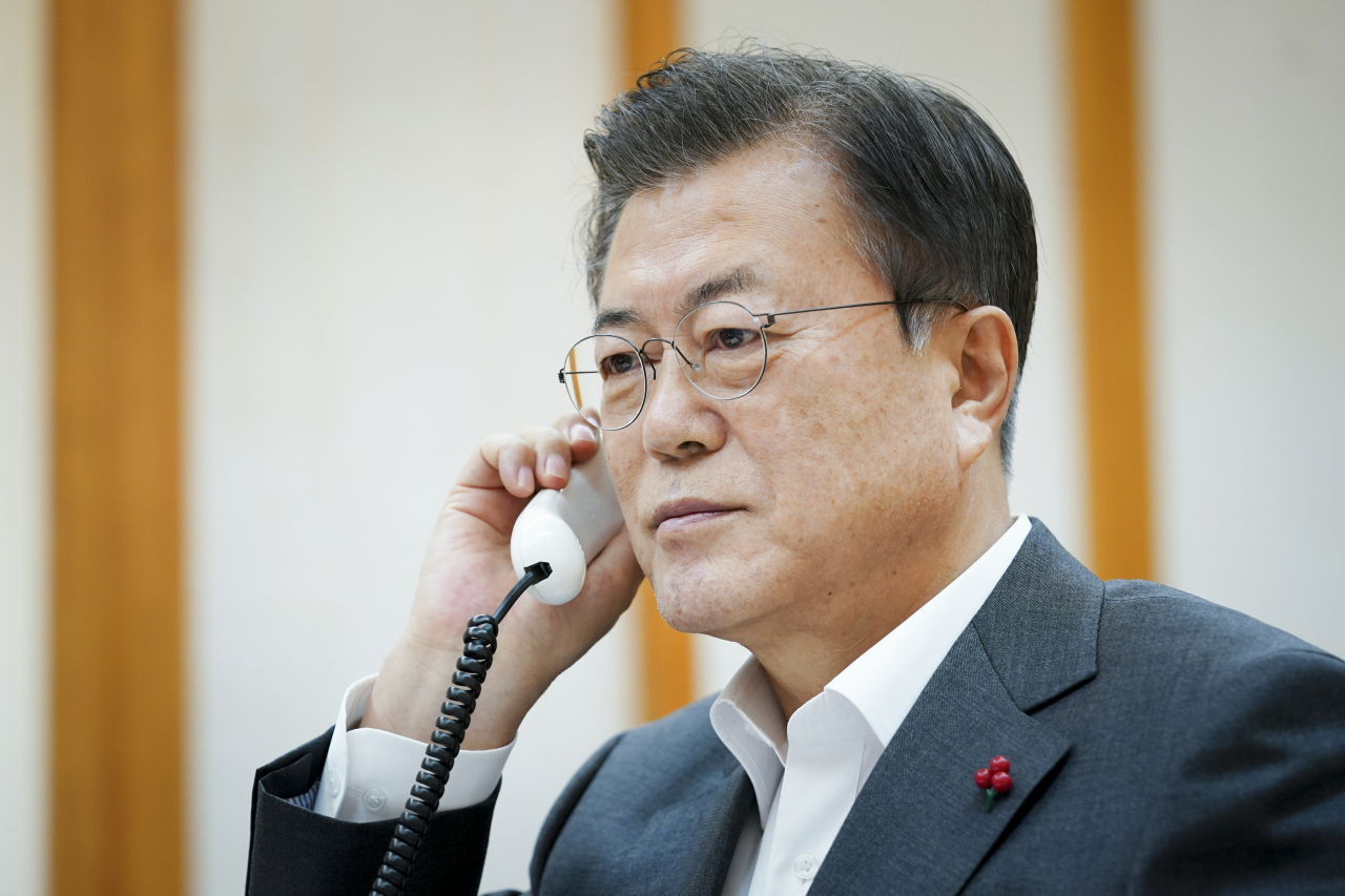 문재인 대통령이 26 오후 청와대에서 시진핑 중국 국가주석과 전화 통화하고 있다. [연합]