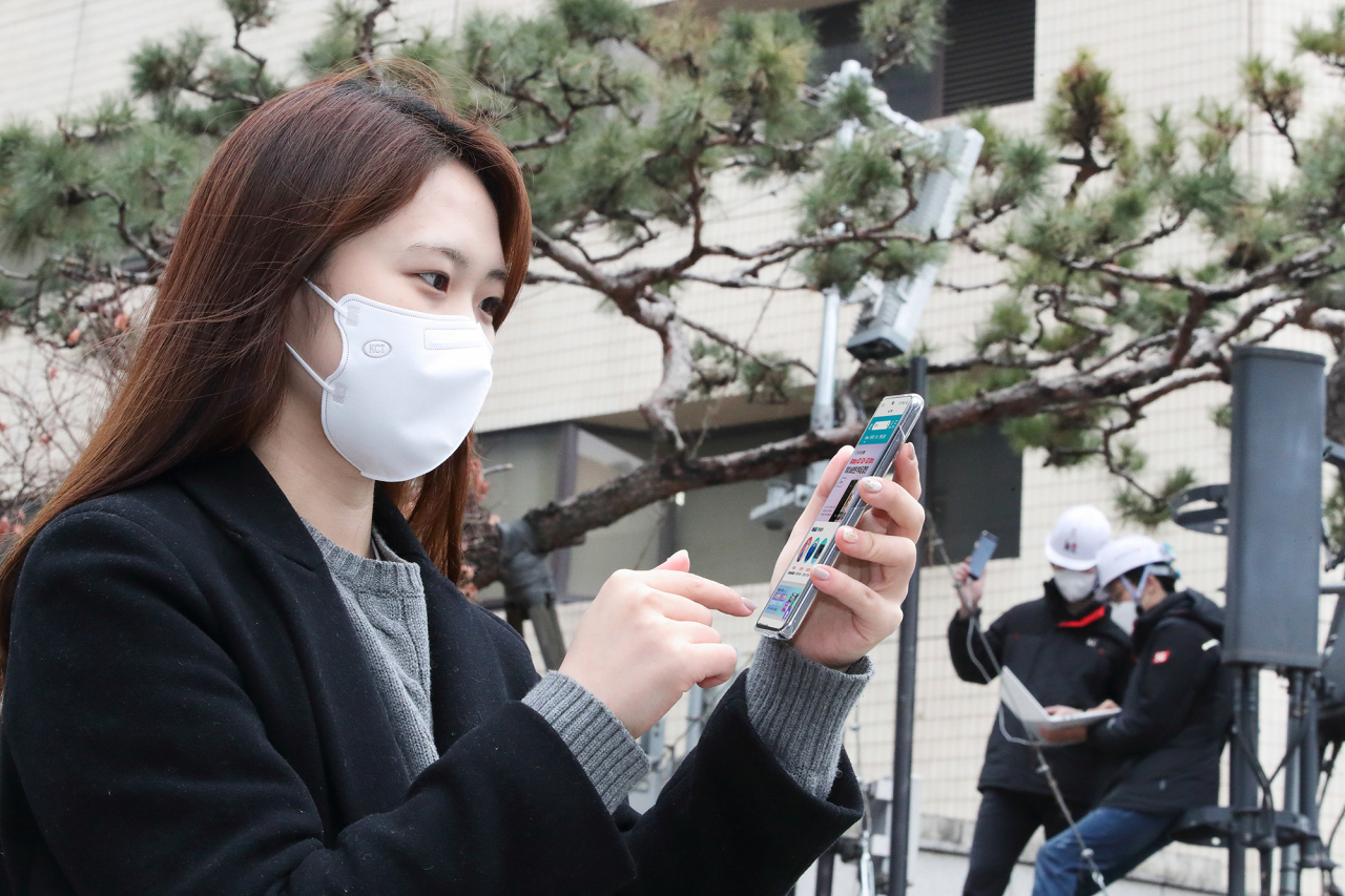 KT 직원들이 서울 종로구 KT 광화문사옥에 시범적으로 구축한 5G 단독모드(SA) 네트워크를 이용해 체감품질을 점검하고 있다. [KT]