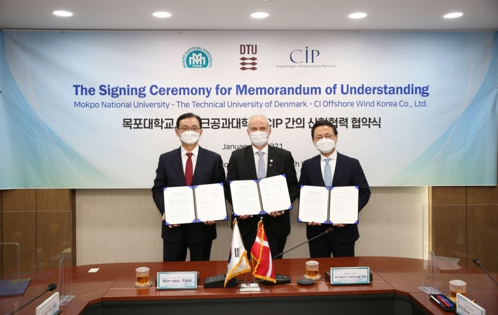 해상풍력 인재 육성 산학협력 협약식에 참석한 박민서(왼쪽부터) 목포대학교 총장, 아이너옌센 주한 덴마크대사, 유태승 CIP/COP 코리아 대표. [CIP코리아 제공]