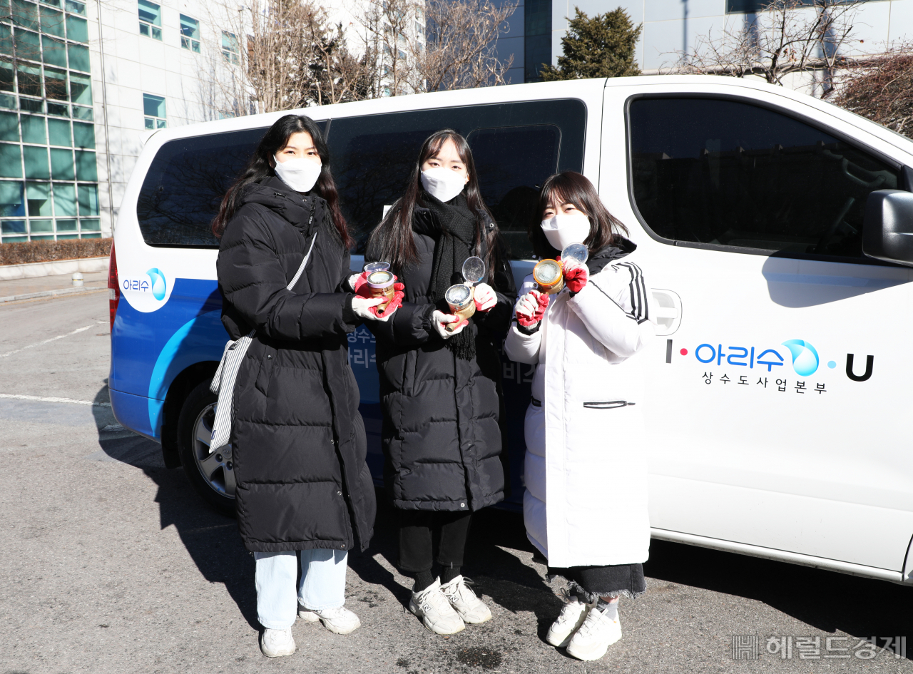 대학생 아르바이트를 하고 있는 김유빈(왼쪽부터), 유지연, 최보원 씨가 최근 한파로 동파된 계량기를 들고 있다.