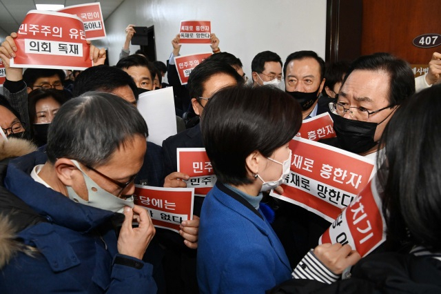 지난달 8일 오후 주호영 국민의힘 원내대표와 의원들이 상법 일부 개정법률안 등을 처리하기 위해 법제사법위원회 전체회의장으로 향하는 백혜련·박주민 더불어민주당 의원들을 향해 손팻말을 들고 항의하고 있다. [연합]