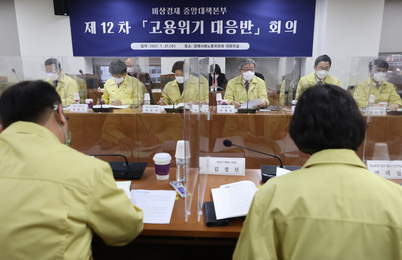 이재갑 고용노동부 장관이 27일 오전 서울 종로구 경제사회노동위원회에서 열린 제12차 고용위기 대응반 회의에서 발언하고 있다. [연합]