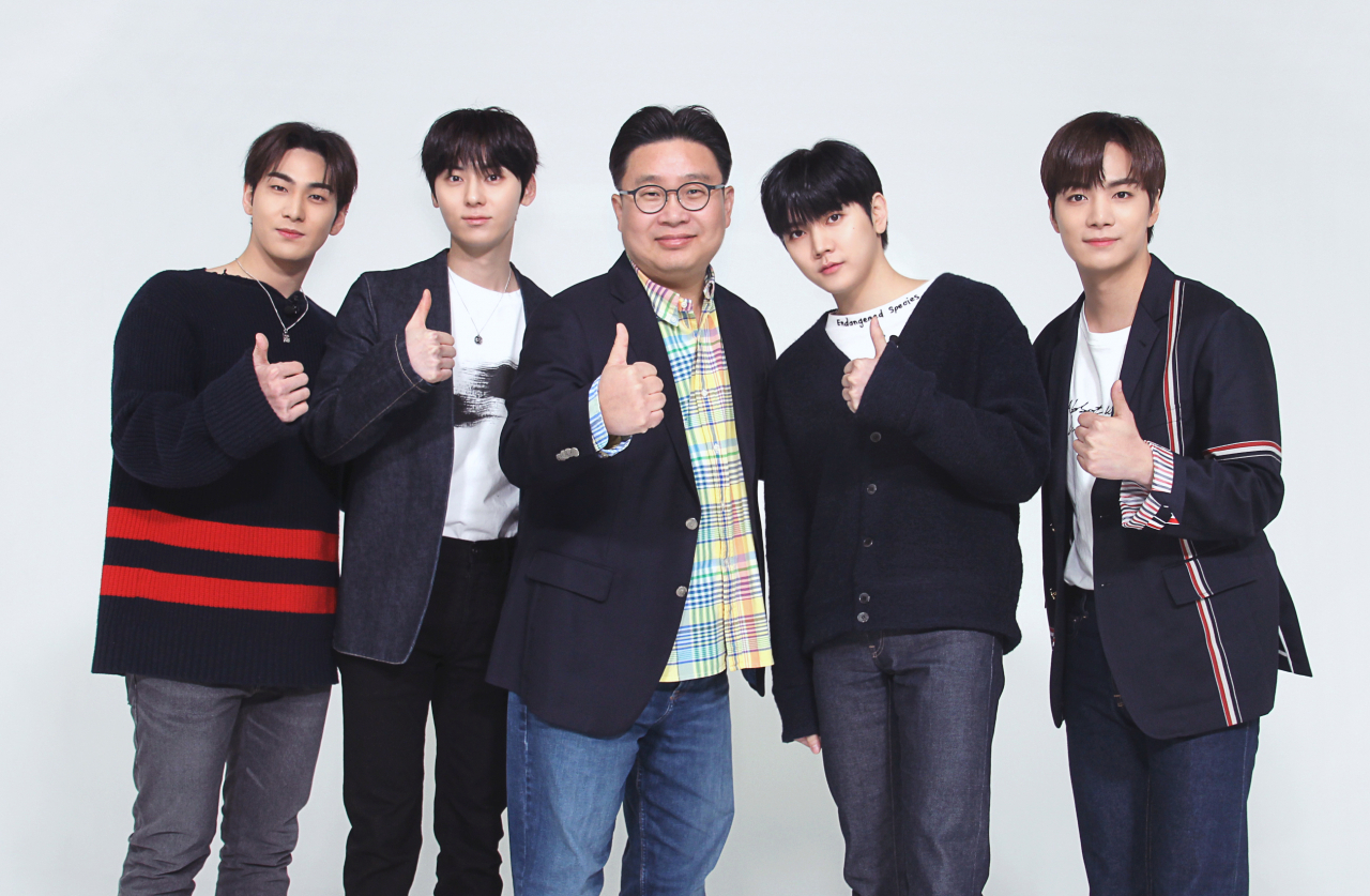 뉴이스트와 서경덕 교수 [성신여대 제공]