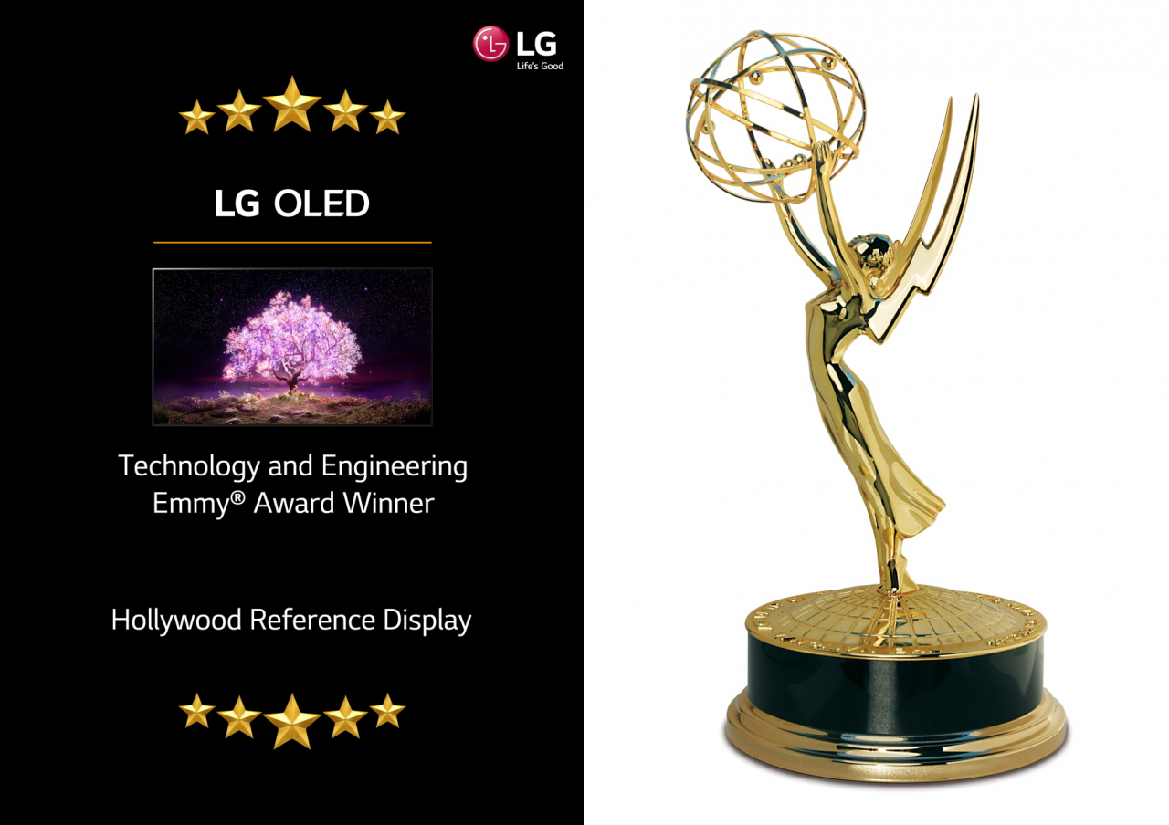 LG 올레드 TV가 미 텔레비전예술과학아카데미(NATAS)로부터 기술공학 에미상(Technology and Engineering Emmy Award)을 받았다. LG 올레드 TV는 영상 원작자가 의도한 표현을 얼마나 섬세하게 구현하는지를 확인하는 영상품질 참조용 디스플레이로 활용될 만큼 정확한 색을 표현하는 점을 높이 평가받았다. 사진은 LG 올레드 TV와 에미상 트로피 [LG전자 제공]
