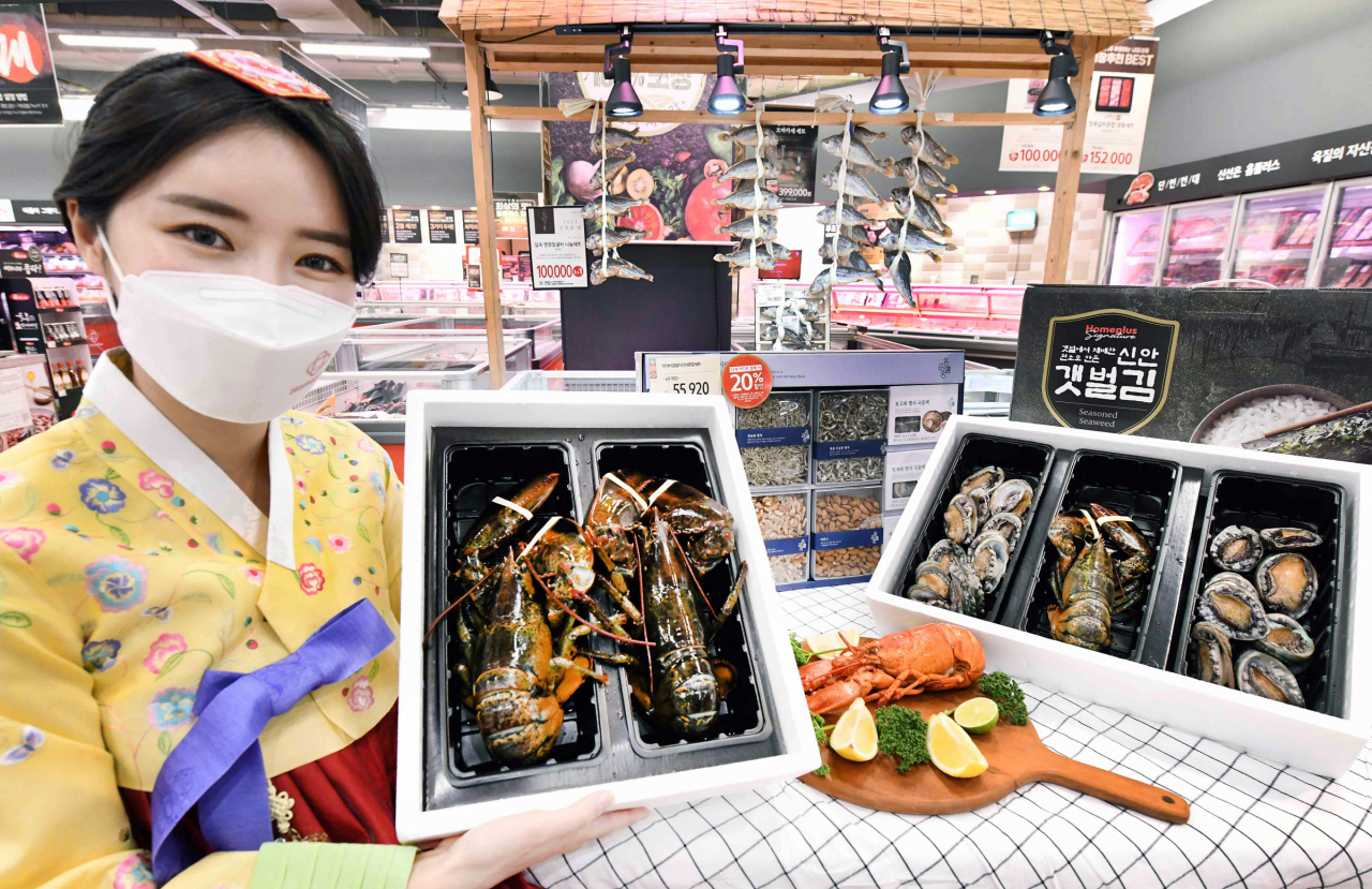 홈플러스는 설 명절을 맞아 전통적인 고급 선물세트로 통용되던 굴비 선물세트 뿐만 아니라 프리미엄 연어 선물세트 등 한층 고급화된 수산 카테고리의 선물세트를 다양하게 마련했다.[홈플러스 제공]