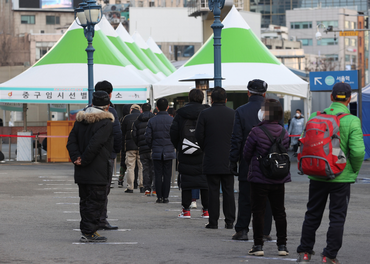 국내 '코로나19' 신규 확진자 수가 다시 500명대 중반까지 증가한 가운데 27일 오전 서울역광장에 설치된 임시선별진료소에서 시민들이 검사를 받기 위해 줄을 서고 있다. 중앙방역대책본부는 이날 0시 기준 국내 코로나19 신규 확진자가 559명 늘어 누적 7만6429명이라고 밝혔다. [연합]