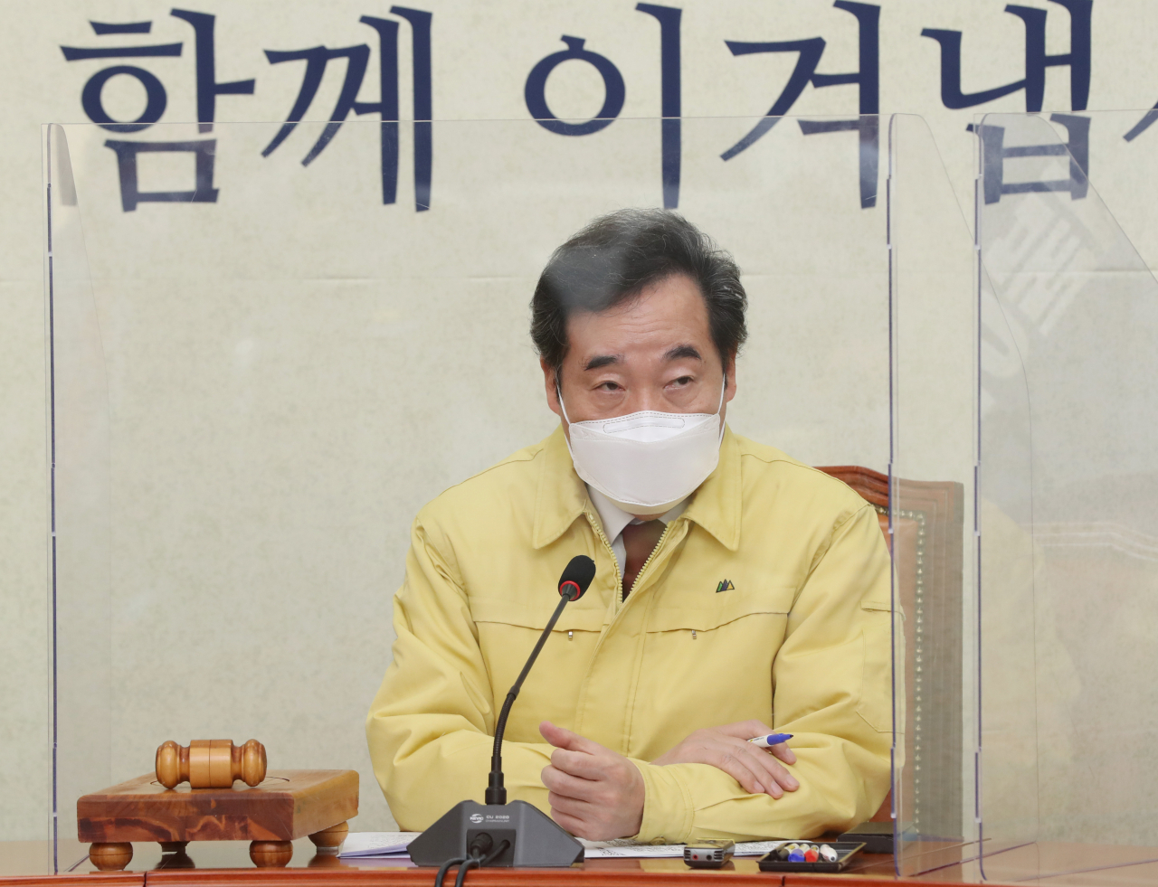 이낙연 더불어민주당 대표가 27일 서울 여의도 국회에서 열린 최고위원회의에서 참석자들의 발언을 경청하고 있다. 이상섭 기자
