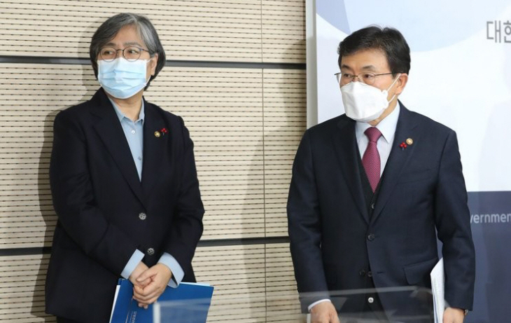 정은경 질병관리청장(왼쪽)과 권덕철 보건복지부 장관이 지난 25일 세종시 정부세종청사에서 열린 2021년 보건복지부-식품의약품안전처-질병관리청 업무계획 발표를 마친 뒤 이동하고 있다. [연합]