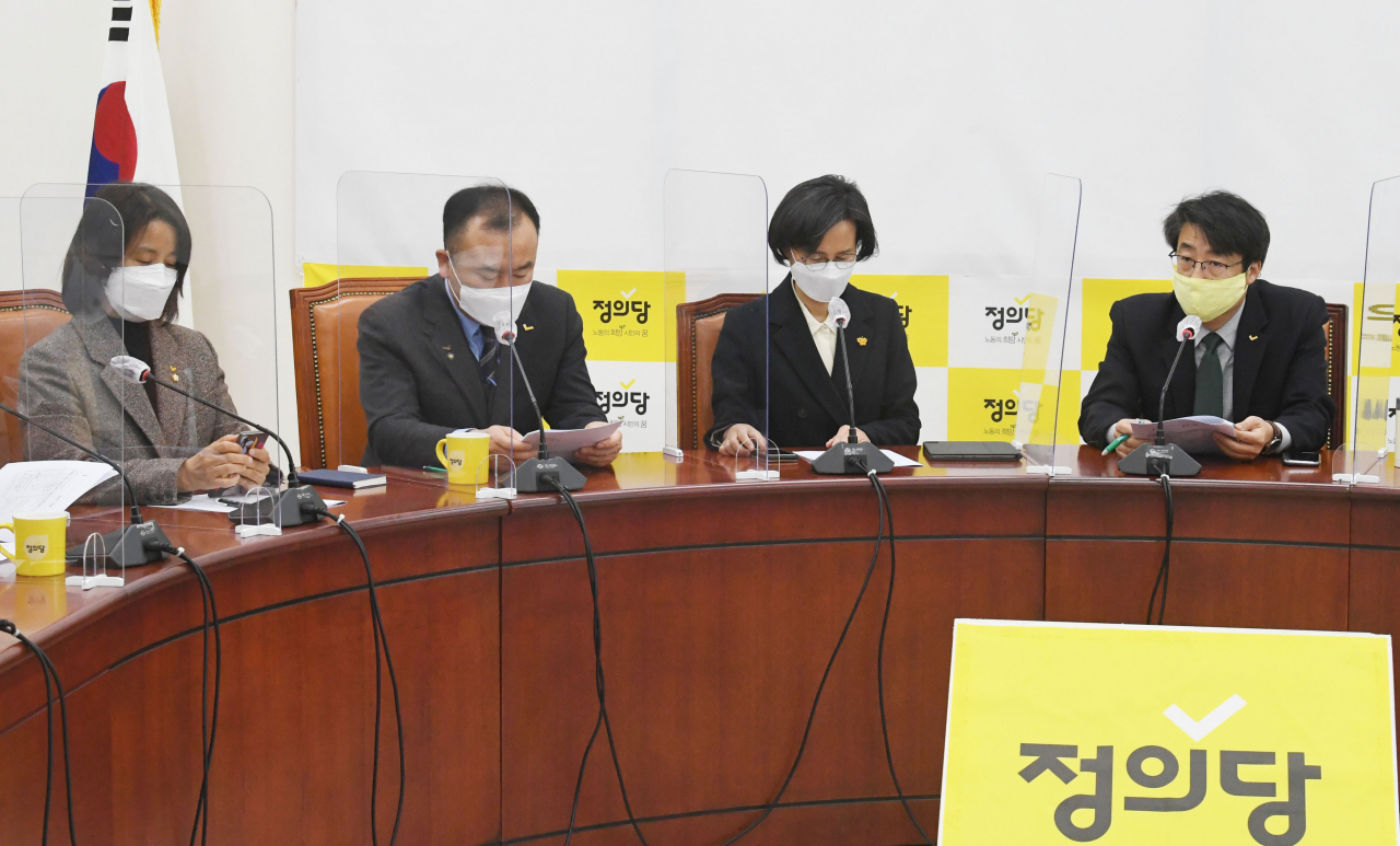 김윤기(오른쪽부터), 강은미 정의당 비상대책회의 공동대표 등이 27일 국회에서 제1차 비상대책회의를 준비하고 있다. [연합]