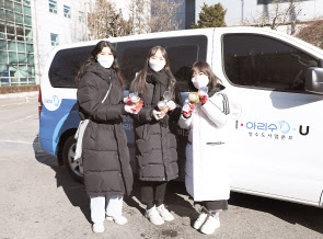 대학생 아르바이트를 하고 있는 김유빈(왼쪽부터), 유지연, 최보원 씨가 최근 한파로 동파된 계량기를 들고 있다.