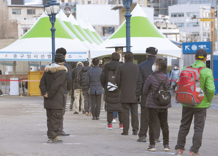 국내 코로나19 신규 확진자 수가 다시 500명대 중반까지 증가한 가운데 27일 오전 서울역광장에 설치된 임시선별진료소에서 시민들이 검사를 받기 위해 줄을 서고 있다. [연합]