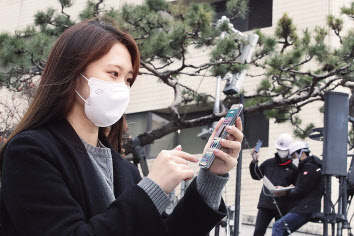 KT 직원이 서울 종로구 KT 광화문사옥에 시범적으로 구축한 5G 단독모드(SA) 네트워크를 이용해 체감품질을 점검하고 있다. [KT 제공]
