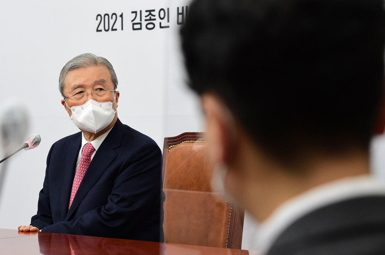 김종인 국민의힘 비상대책위원장이 27일 국회에서 열린 신년 기자회견에서 취재진의 질문에 답하고 있다. [헤럴드경제=이상섭 기자]