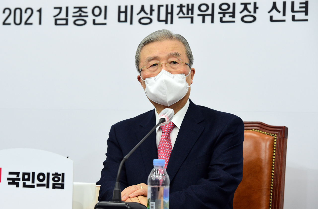 김종인 국민의힘 비상대책위원장이 27일 국회에서 열린 신년 기자회견에서 취재진의 질문을 듣고 있다. [헤럴드경제=이상섭 기자]