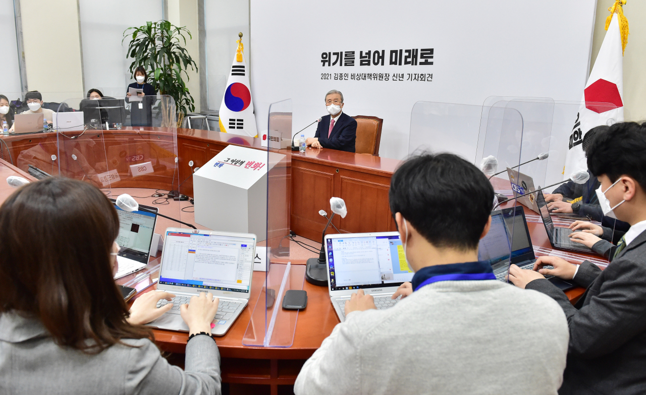 김종인 국민의힘 비상대책위원장이 27일 국회에서 열린 신년 기자회견에서 취재진의 질문에 답하고 있다. [헤럴드경제=이상섭 기자]