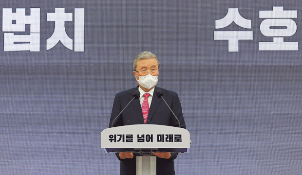 김종인 국민의힘 비상대책위원장이 27일 오전 국회에서 신년 기자회견을 열고 우리나라를 4차 산업혁명 시대의 ICT(정보통신기술) 강국으로 탈바꿈시키는 데 앞장서겠다는 새해 비전을 밝히고 있다. 아울러 “국민의힘이 수권정당으로서 미래 변화를 선도하겠다”며 5가지 구상을 제시했다. 이상섭 기자