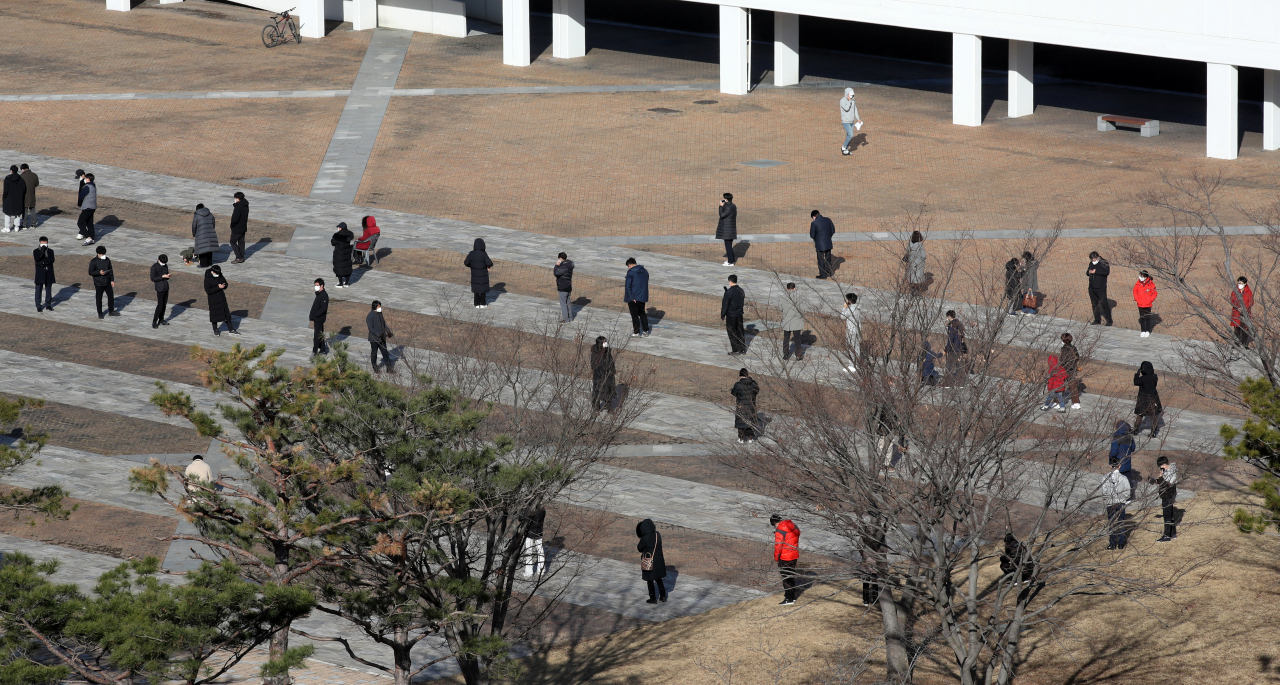 IM선교회에서 운영 중인 국제학교에서 무더기로 확진자가 나오며 코로나19 감염 규모가 다시 증가세에 있는 27일 오전 광주시청 광장에 마련된 코로나19 선별검사소에 시민들이 긴 줄을 서 대기하고 있다. [연합]