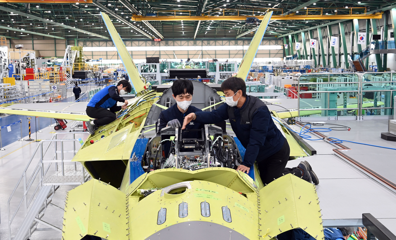 한국형전투기(KF-X) 시제 1호기가 올해 상반기 공개될 예정인 가운데 한국항공우주산업(KAI) 경남 사천공장에서 시제기 최종 조립 마무리 작업이 진행중이다. [한국항공우주산업 제공]