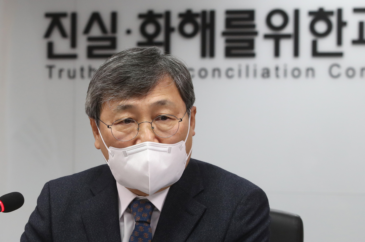 정근식 진실화해위원장이 27일 오전 서울 중구 진실·화해를위한과거사정리위원회에서 열린 기자간담회에서 발언하고 있다. [연합]
