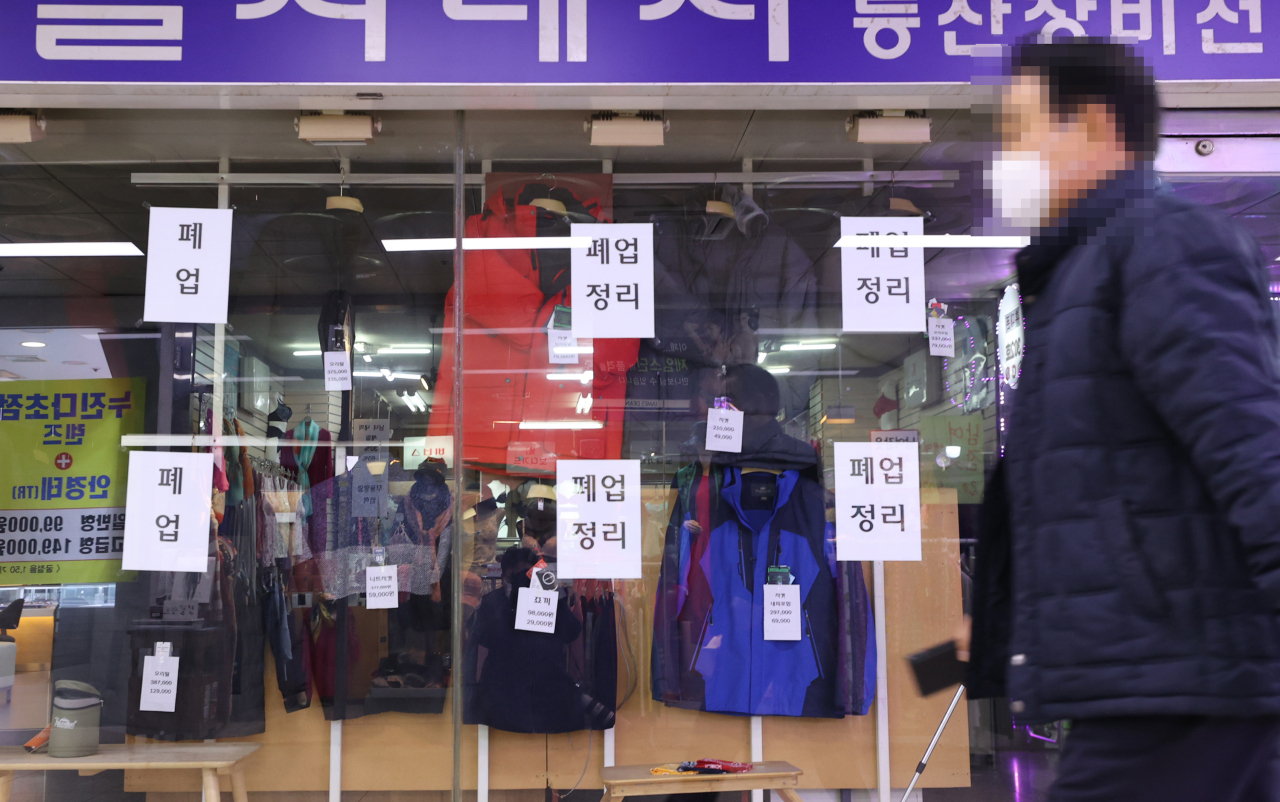 A clothing shop in Jung-gu, central Seoul, has closure signs up earlier this month as social distancing regulations stemming from the COVID-19 pandemic diminished revenues and income for small merchants and self-employed population. (Yonhap)