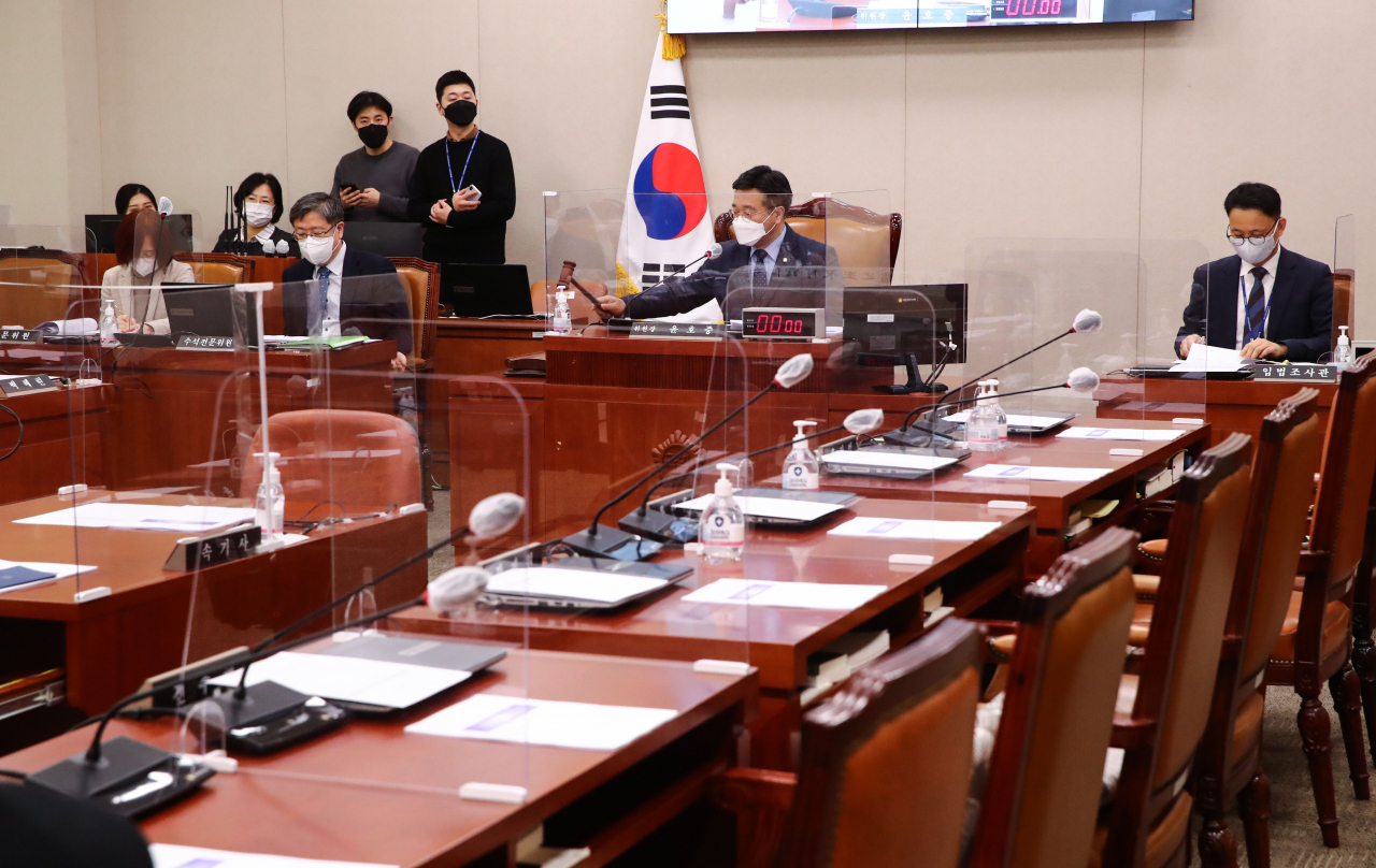 윤호중 국회 법제사법위원장이 27일 오후 서울 여의도 국회에서 열린 법제사법위원회 전체회의에서 박범계 법무부 장관 후보자에 대한 인사청문경과보고서 채택의 건을 처리하고 있다. 국민의힘 의원들은 청문보고서 채택에 반대하며 회의에 불참했다. 이상섭 기자/