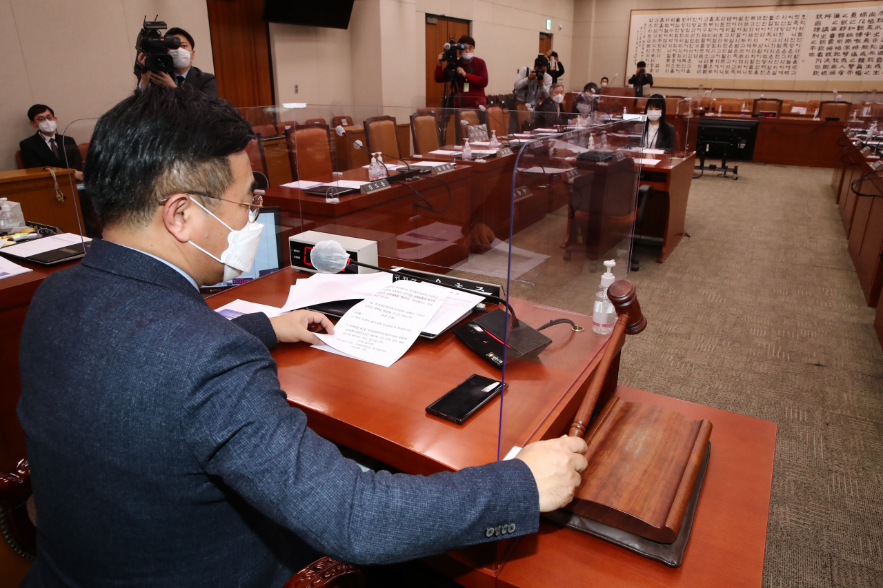 윤호중 국회 법제사법위원장이 27일 오후 서울 여의도 국회에서 열린 법제사법위원회 전체회의에서 박범계 법무부 장관 후보자에 대한 인사청문경과보고서 채택의 건을 처리하고 있다. 국민의힘 의원들은 청문보고서 채택에 반대하며 회의에 불참했다.[헤럴드경제=이상섭 기자]