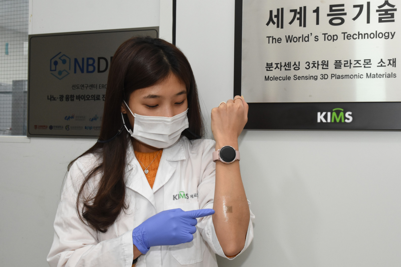 개발된 웨어러블 센서를 부착하고 있는 재료연 연구원.[한국재료연구원 제공]