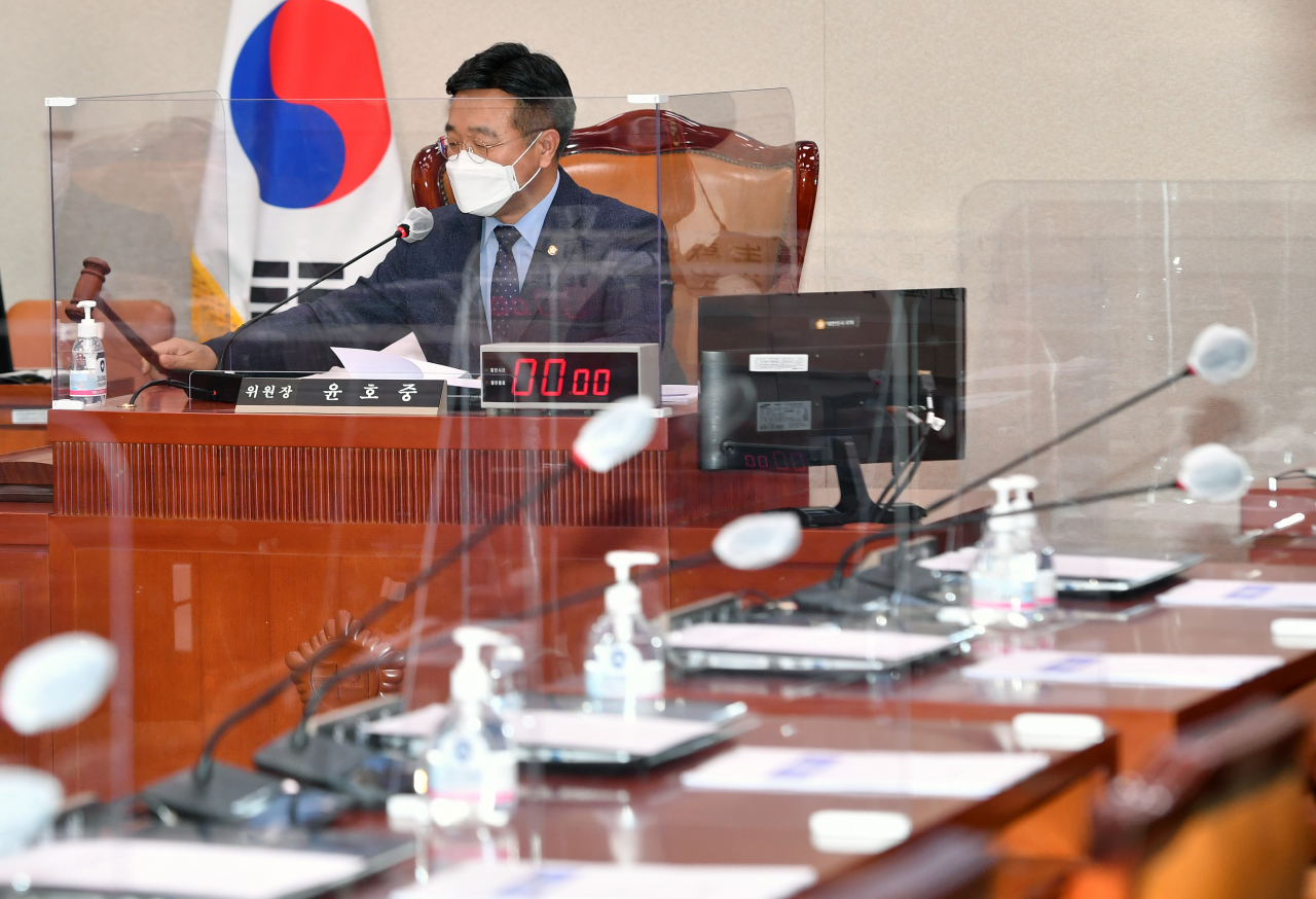 윤호중 국회 법제사법위원장이 27일 오후 서울 여의도 국회에서 법제사법위원회 전체회의 산회를 선포하고 있다. 법사위는 이날 국민의힘 의원들이 불참한 가운데 박범계 법무부 장관 후보자에 대한 인사청문경과보고서를 채택했다. [헤럴드경제=이상섭 기자]