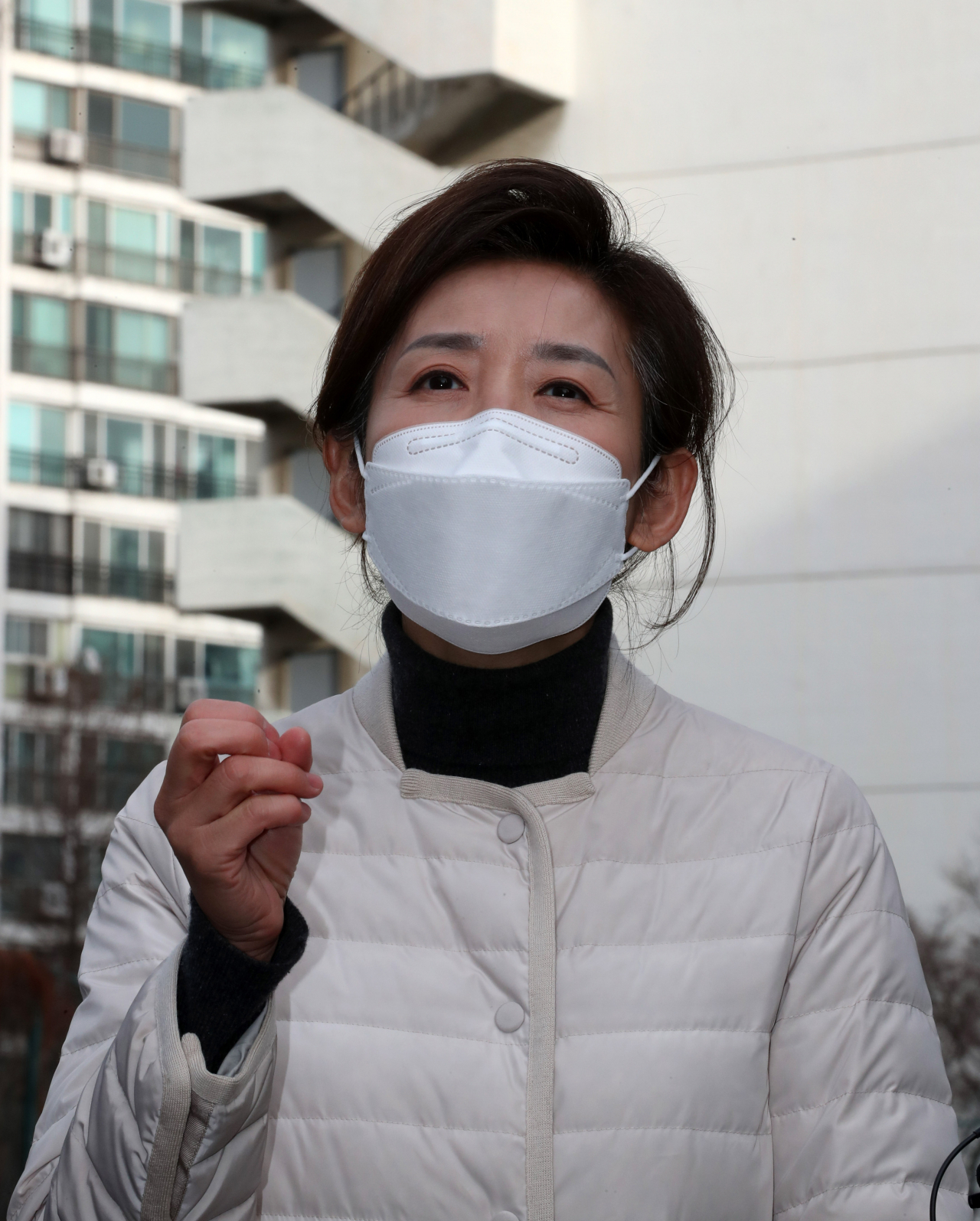 서울시장 보궐선거 출마 선언을 한 국민의힘 나경원 전 의원이 27일 오후 서울 강남구 대치동 은마아파트를 찾아 노후시설 등을 살펴본 뒤 취재진의 질문에 답하고 있다. 연합뉴스