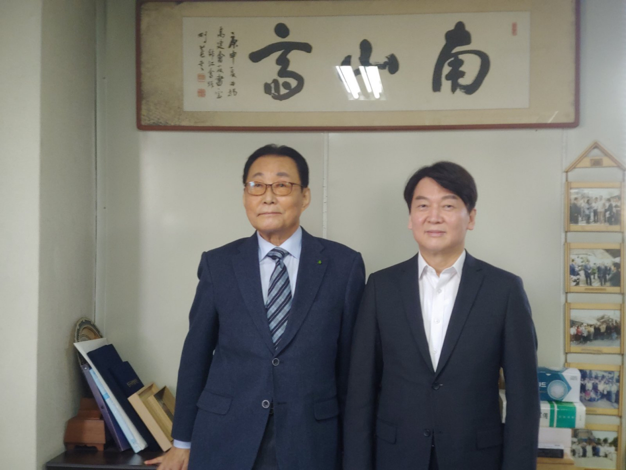 서울시장 보궐선거에 출마한 국민의당 안철수 대표(오른쪽)가 서울시장을 역임한 고건 전 국무총리를 예방했다고 27일 밝혔다. 연합뉴스