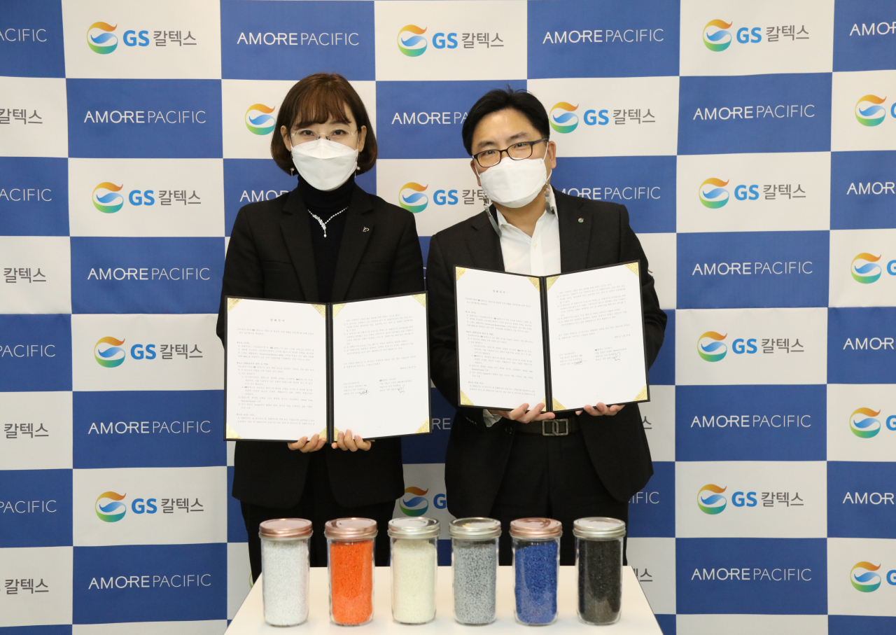 GS칼텍스 올레핀&폴리머부문 장훈 상무(오른쪽)와 아모레퍼시픽 오정화 상무가 GS칼텍스 본사에서 공병 재활용을 위한 업무 협약을 체결하고 있다.