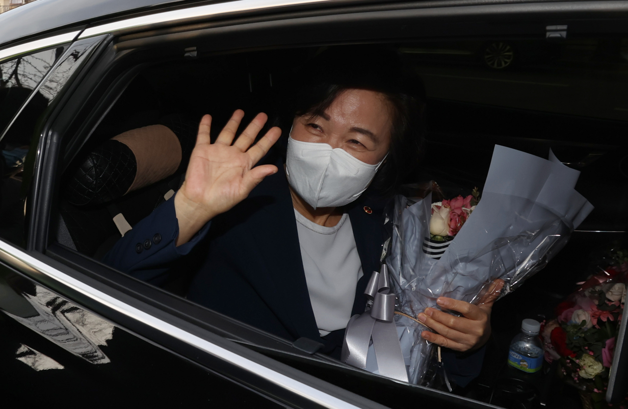 추미애 법무부 장관이 지난 27일 오후 정부과천청사에서 열린 이임식을 마치고 청사를 나서며 정문 부근에서 지지자들에게 손을 흔들고 있다. [연합]