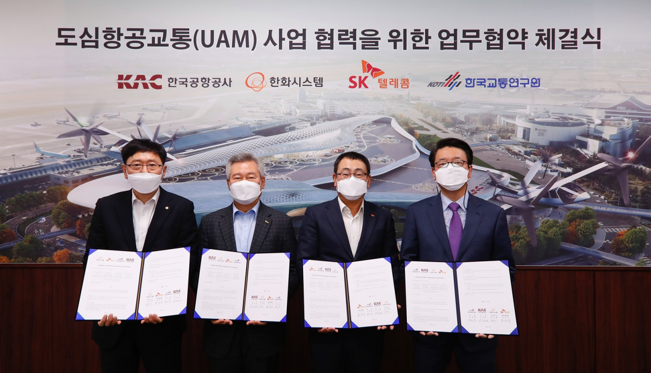 SK텔레콤은 지난 27일 오후 서울 김포공항에서 한국공항공사, 한화시스템, 한국교통연구원과 도심항공모빌리티(UAM) 사업화를 위한 업무협약을 체결했다고 밝혔다. 사진 왼쪽부터 김연철 한화시스템 대표이사, 손창완 한국공항공사 사장, 유영상 SK텔레콤 MNO사업대표, 유정복 한국교통연구원 경영부원장 [SK텔레콤]