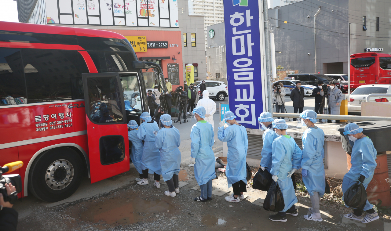 신종 코로나바이러스 감염증(코로나19) 집단 확진이 발생한 광주 광산구 운남동 광주 TCS 국제학교에서 확진자들이 치료 센터로 향하는 이송 버스에 오르고 있다. 이곳에서는 120여명이 합숙 생활을 하다가 113명이 코로나19에 확진됐다. 연합뉴스