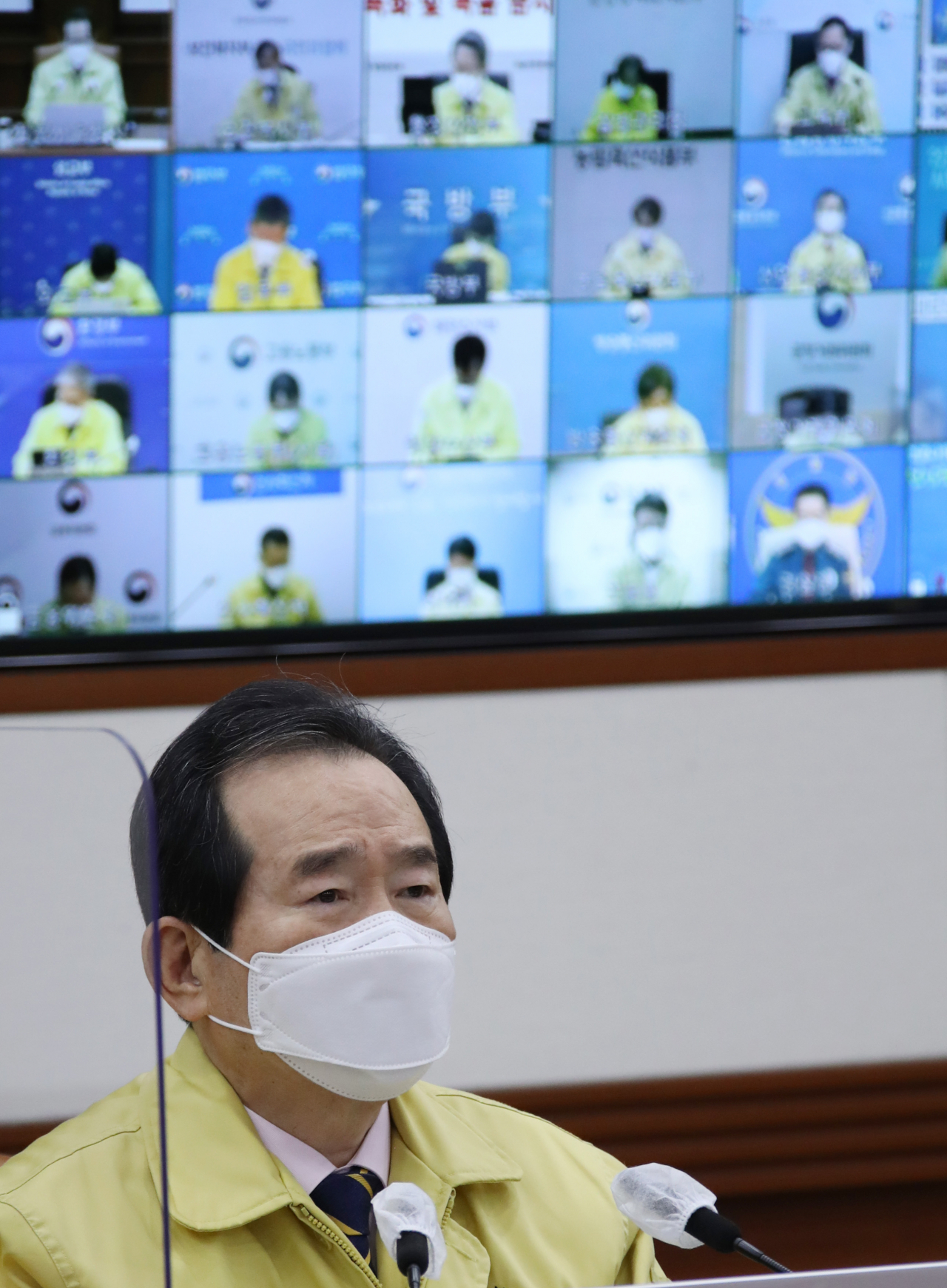 정세균 국무총리가 28일 오전 정부서울청사에서 열린 코로나19 대응 중앙재난안전대책본부 회의를 주재하며 발언하고 있다. ［연합］