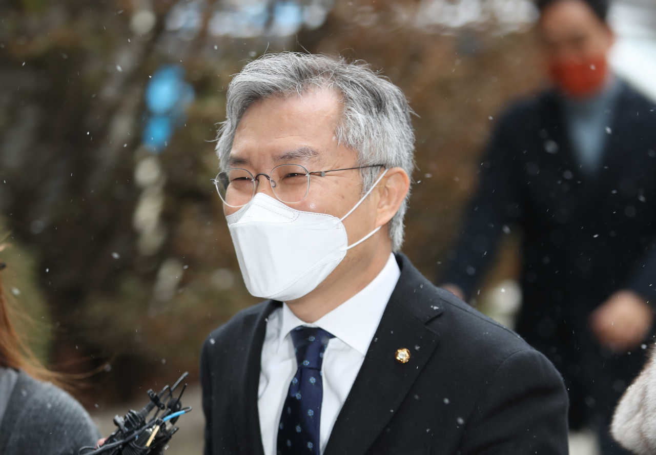 조국 전 법무부 장관 아들의 인턴 경력확인서를 허위로 써준 혐의를 받는 열린민주당 최강욱 대표가 28일 오전 서울 서초구 서울중앙지법에서 열린 1심 선고공판에 출석하며 취재진 질문에 답하고 있다. [연합]