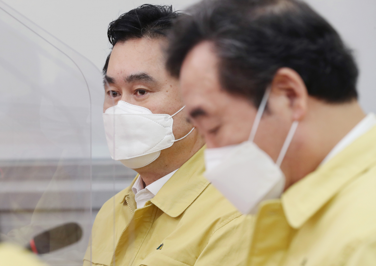 더불어민주당 김종민 최고위원이 지난 27일 오전 국회에서 열린 최고위원회의에 참석하고 있다. 오른쪽은 이낙연 대표. [연합]