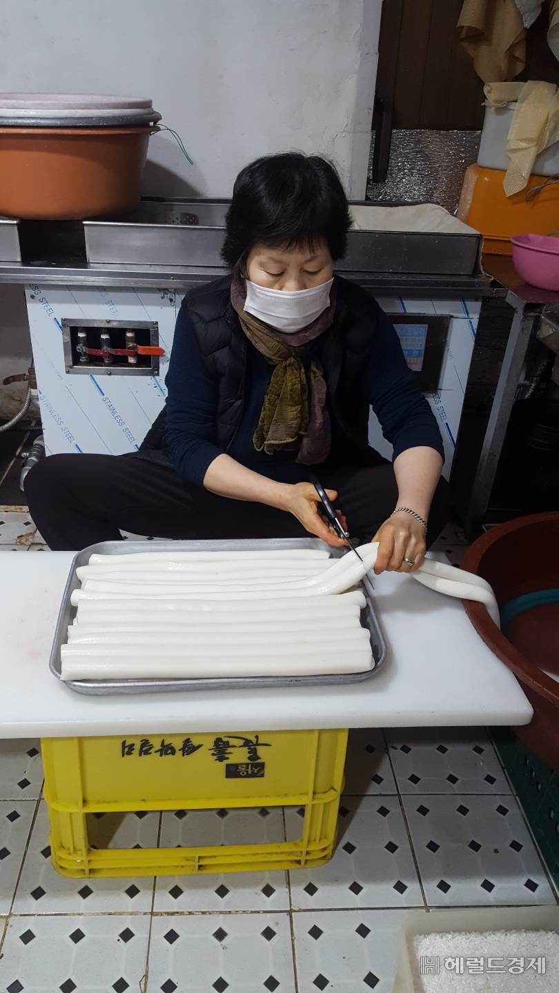 송파구 지역 내 한 떡집에서 어려운 이웃에게 나눠줄 가래 떡을 자르고 있다. [송파구 제공]
