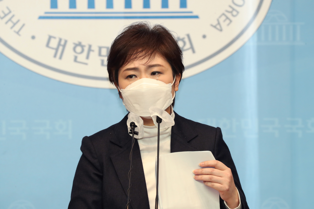 부산시장 보궐선거에 출마한 국민의힘 소속 이언주 전 의원이 28일 국회 소통관에서 긴급 기자회견을 하던 중 울먹이고 있다. [연합]