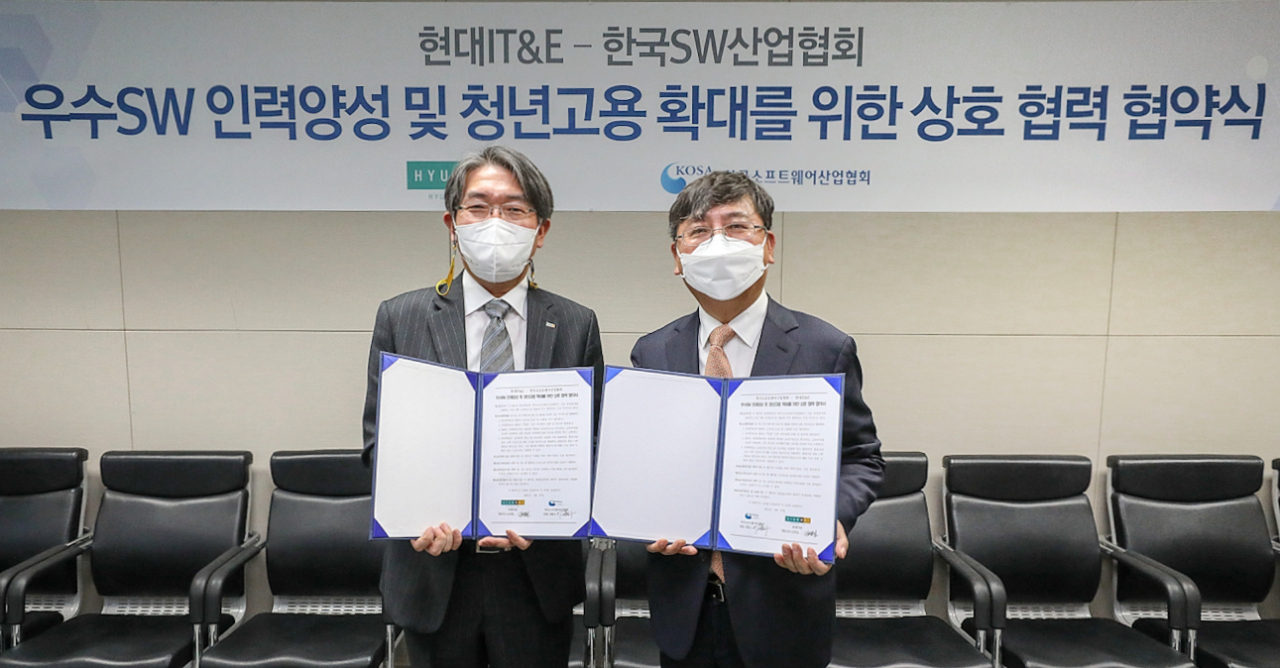 28일 서울시 송파구에 위치한 한국소프트웨어산업협회에서 김성일 현대IT&E 대표(사진 왼쪽)와 이홍구 한국소프트웨어산업협회 회장이 'IT 인재 채용을 위한 업무협약'을 맺은 뒤 기념촬영하고 있다. [현대IT&E 제공]