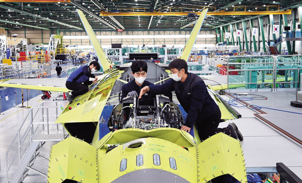 한국형전투기(KF-X) 시제 1호기가 올해 상반기 공개될 예정인 가운데 한국항공우주산업(KAI) 경남 사천공장에서 시제기 최종 조립 마무리 작업이 진행중이다. [한국항공우주산업 제공]