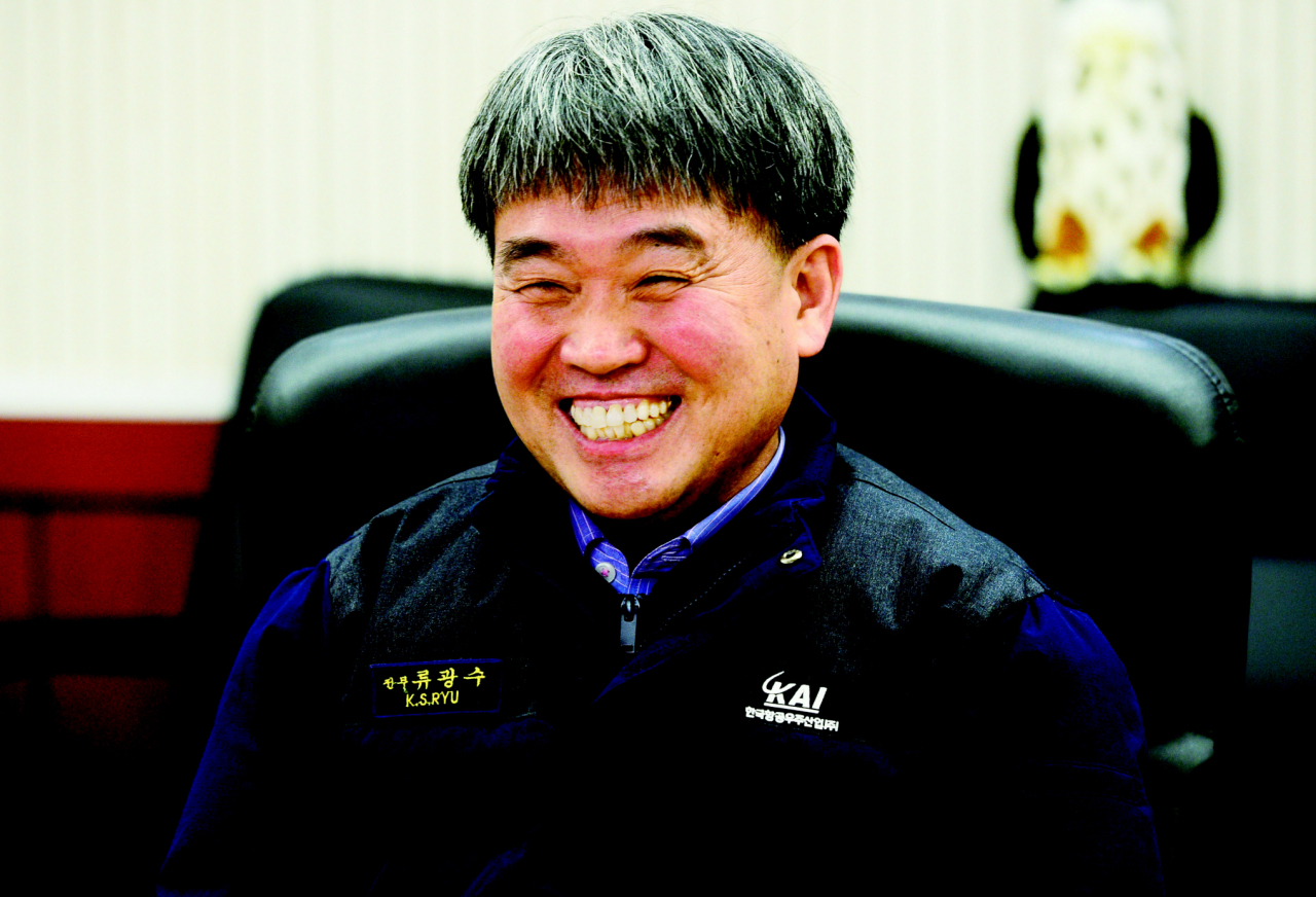 한국형 전투기(KF-X) 시제 1호기가 올해 상반기 출고 예정인 가운데 KF-X 사업을 총괄해온 류광수 한국항공우주산업(KAI) 전무는 헤럴드경제와의 인터뷰에서 “향후 지상시험과 비행시험을 마치고 군 전투용 적합판정까지 받아야 개발이 끝난다”고 강조했다. 박해묵 기자